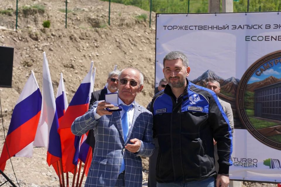 На торжественной церемонии в Докузпаринском районе отличившимся сотрудникам энергетической отрасли вручены медали На торжественной церемонии в Докузпаринском районе отличившимся сотрудникам энергетической отрасли вручены медали