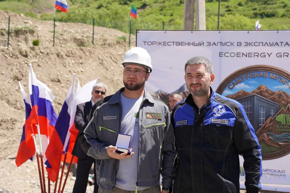 На торжественной церемонии в Докузпаринском районе отличившимся сотрудникам энергетической отрасли вручены медали На торжественной церемонии в Докузпаринском районе отличившимся сотрудникам энергетической отрасли вручены медали