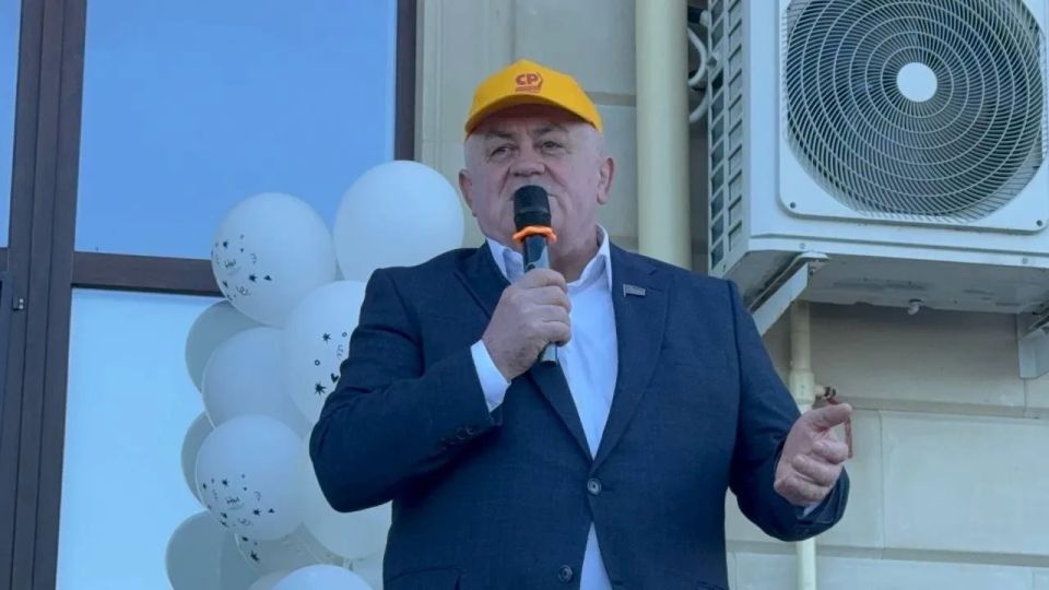 Вице-спикер парламента Камил Давдиев, депутаты НС Мурат Пайзулаев и Марат Алияров приняли участие в открытии фестиваля детского творчества «Мы рисуем мир!», состоявшегося накануне в Махачкале Вице-спикер парламента Камил Давдиев, депутаты НС Мурат Пайзулаев и Марат Алияров приняли участие в открытии фестиваля детского творчества «Мы рисуем мир!», состоявшегося накануне в Махачкале