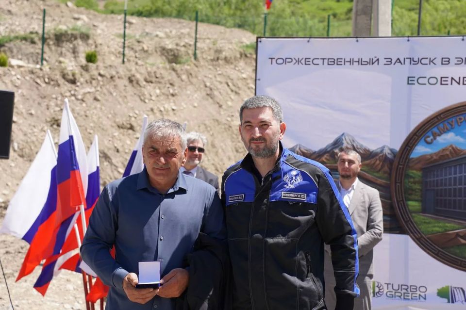 На торжественной церемонии в Докузпаринском районе отличившимся сотрудникам энергетической отрасли вручены медали На торжественной церемонии в Докузпаринском районе отличившимся сотрудникам энергетической отрасли вручены медали