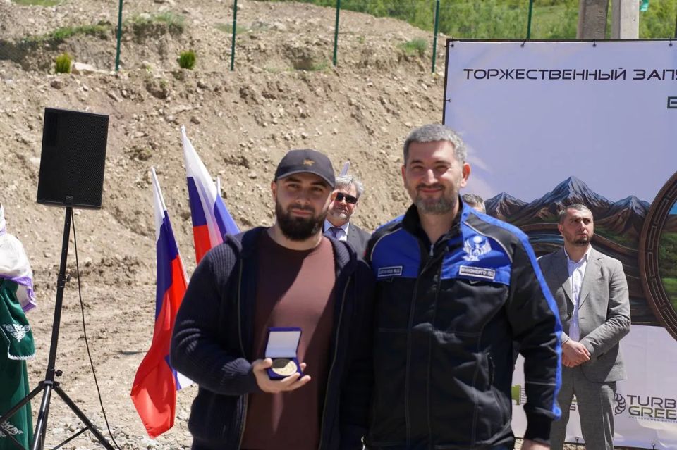 На торжественной церемонии в Докузпаринском районе отличившимся сотрудникам энергетической отрасли вручены медали На торжественной церемонии в Докузпаринском районе отличившимся сотрудникам энергетической отрасли вручены медали