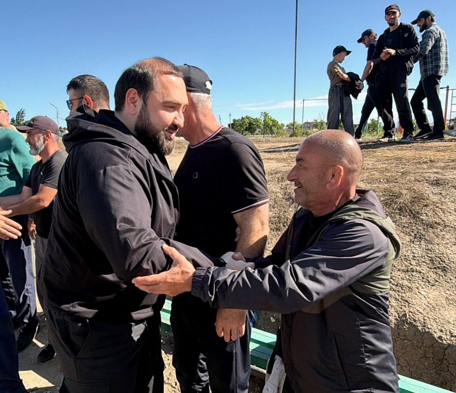 Султан Хамзаев подарил современный микроавтобус детям спортшколы Мамедкалы Султан Хамзаев подарил современный микроавтобус детям спортшколы Мамедкалы