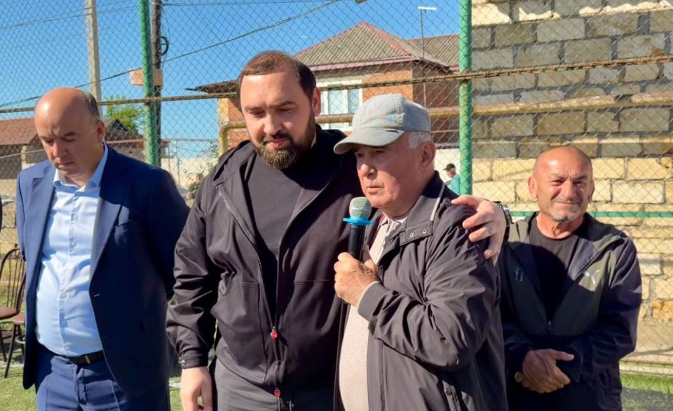 Султан Хамзаев подарил современный микроавтобус детям спортшколы Мамедкалы Султан Хамзаев подарил современный микроавтобус детям спортшколы Мамедкалы