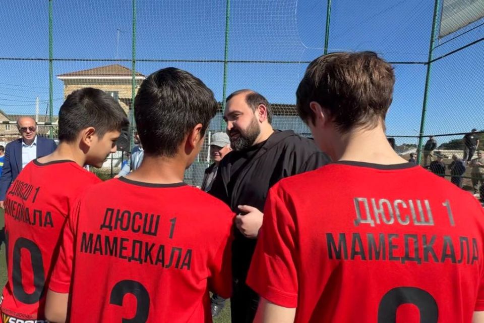 Султан Хамзаев подарил современный микроавтобус детям спортшколы Мамедкалы Султан Хамзаев подарил современный микроавтобус детям спортшколы Мамедкалы