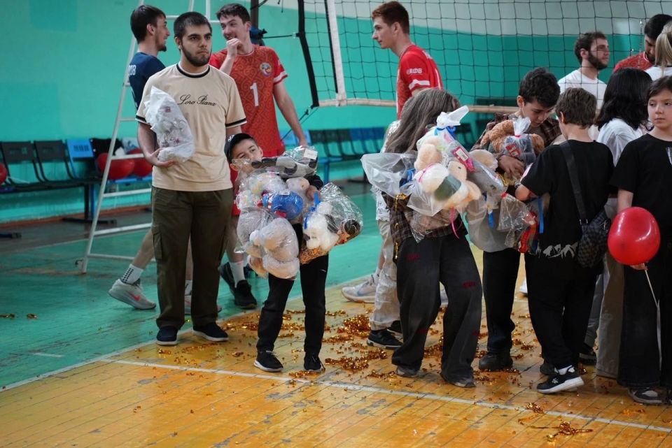В спорткомплексе Дагестанского государственного университета состоялся благотворительный матч по волейболу, приуроченный ко Дню защиты детей В спорткомплексе Дагестанского государственного университета состоялся благотворительный матч по волейболу, приуроченный ко Дню защиты детей