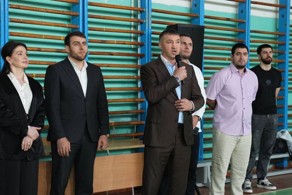 В спорткомплексе Дагестанского государственного университета состоялся благотворительный матч по волейболу, приуроченный ко Дню защиты детей В спорткомплексе Дагестанского государственного университета состоялся благотворительный матч по волейболу, приуроченный ко Дню защиты детей