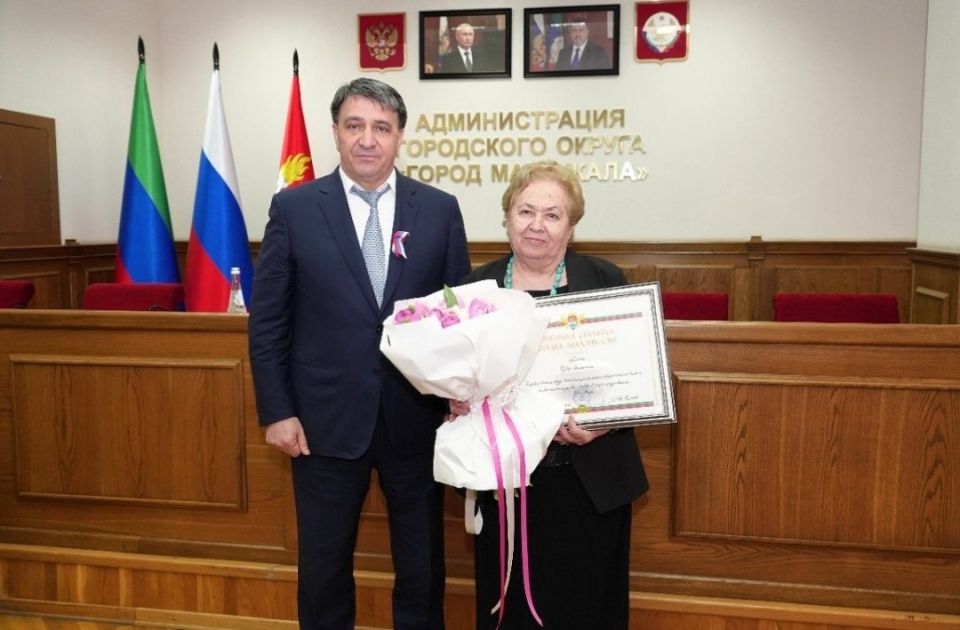 Фоторепортаж награждения работников Администрации города Махачкалы на заседании Актива города Фоторепортаж награждения работников Администрации города Махачкалы на заседании Актива города