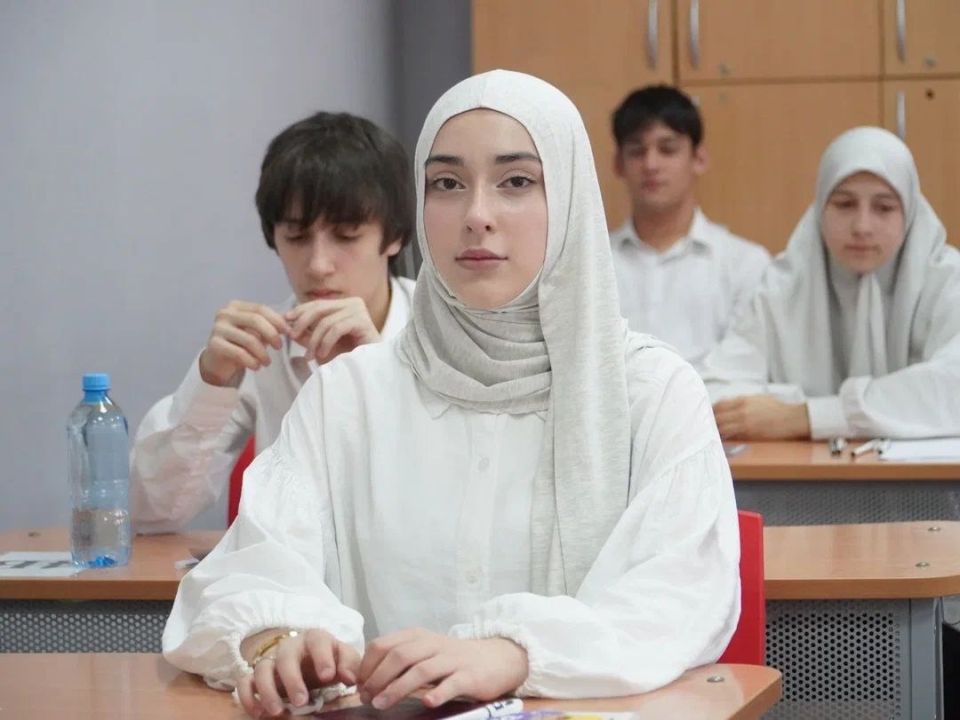 Выпускники 9-х классов сдают экзамен по русскому языку (ГИА-9) Выпускники 9-х классов сдают экзамен по русскому языку (ГИА-9)