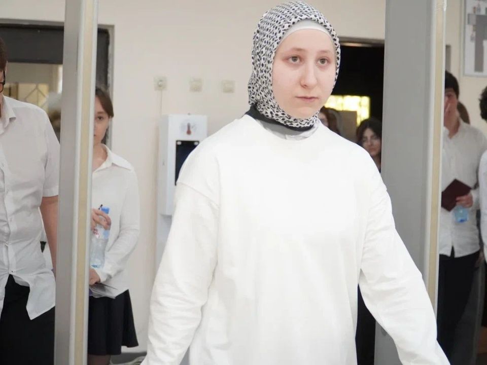 Выпускники 9-х классов сдают экзамен по русскому языку (ГИА-9) Выпускники 9-х классов сдают экзамен по русскому языку (ГИА-9)