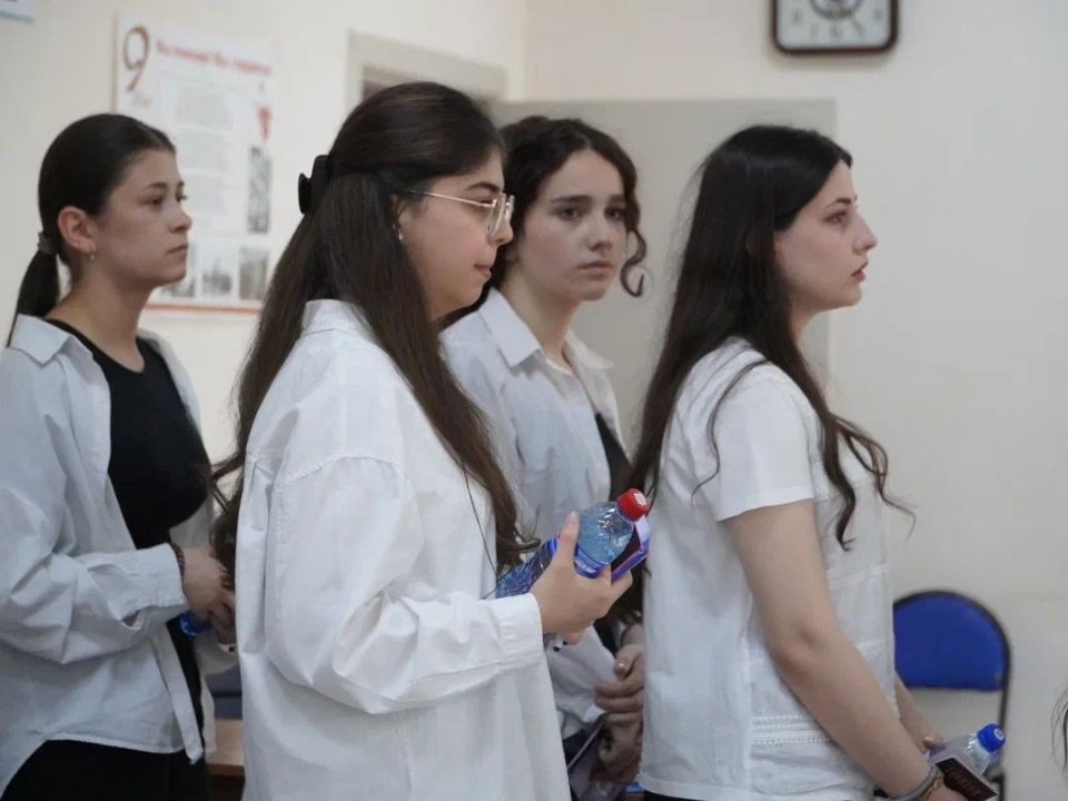 Выпускники 9-х классов сдают экзамен по русскому языку (ГИА-9) Выпускники 9-х классов сдают экзамен по русскому языку (ГИА-9)