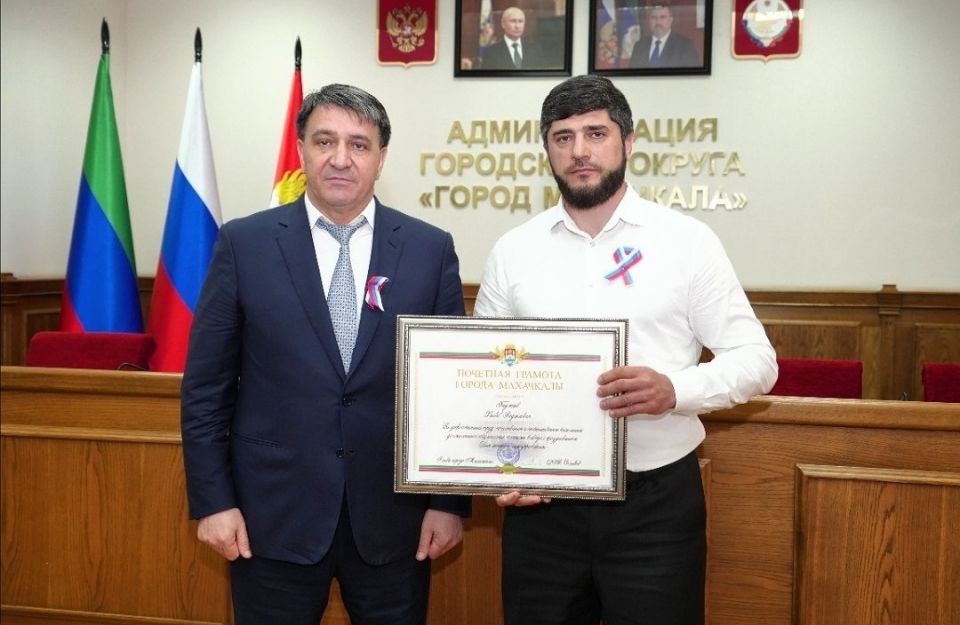 Фоторепортаж награждения работников Администрации города Махачкалы на заседании Актива города Фоторепортаж награждения работников Администрации города Махачкалы на заседании Актива города