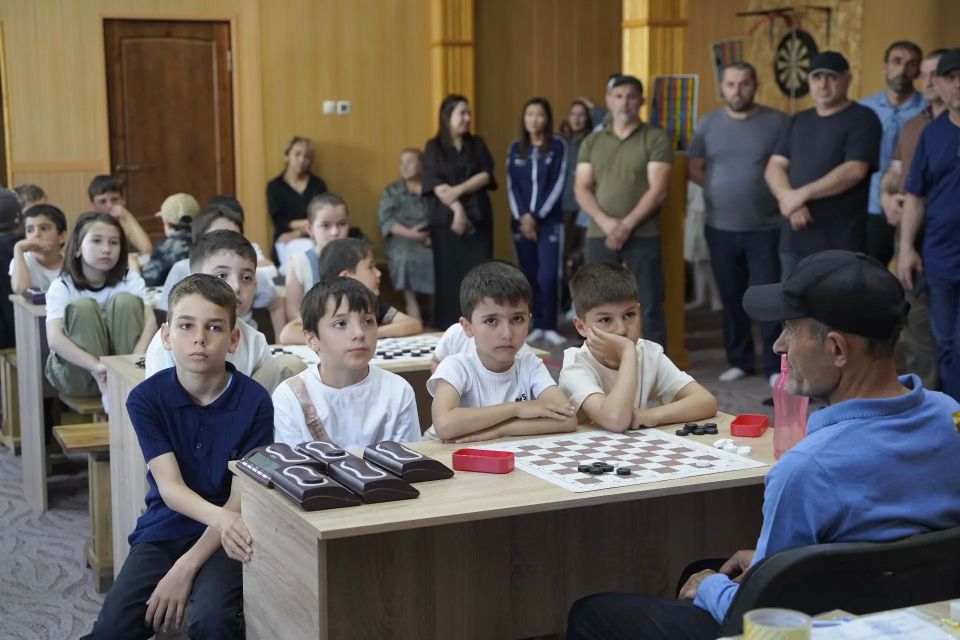 В Кизилюрте состоялся турнир по шашкам среди мальчиков и девочек до 9 и 11 лет, посвящённый памяти общественного деятеля и большого любителя этой интеллектуальной игры Абдусалама Шамхалова В Кизилюрте состоялся турнир по шашкам среди мальчиков и девочек до 9 и 11 лет, посвящённый памяти общественного деятеля и большого любителя этой интеллектуальной игры Абдусалама Шамхалова