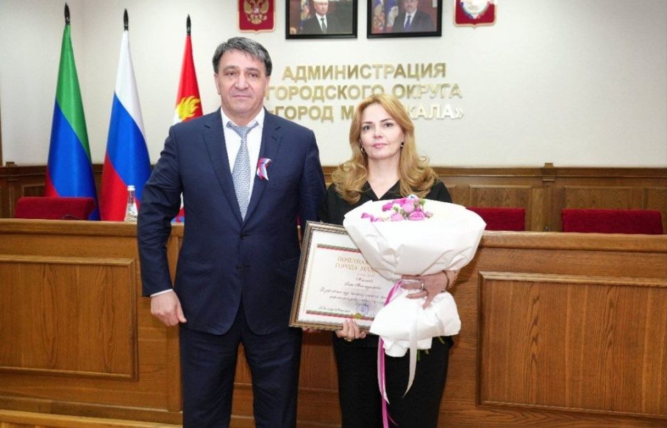 Накануне Дня России в рамках заседания Актива Махачкалы Глава города Махачкалы Джамбулат Салавов вручил награды работникам администрации Махачкалы и её структурных подразделений, которые внесли значительный вклад в... Накануне Дня России в рамках заседания Актива Махачкалы Глава города Махачкалы Джамбулат Салавов вручил награды работникам администрации Махачкалы и её структурных подразделений, которые внесли значительный вклад в...