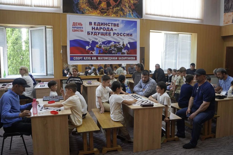 В Кизилюрте состоялся турнир по шашкам среди мальчиков и девочек до 9 и 11 лет, посвящённый памяти общественного деятеля и большого любителя этой интеллектуальной игры Абдусалама Шамхалова В Кизилюрте состоялся турнир по шашкам среди мальчиков и девочек до 9 и 11 лет, посвящённый памяти общественного деятеля и большого любителя этой интеллектуальной игры Абдусалама Шамхалова