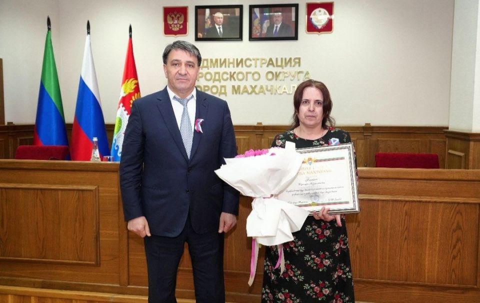 Фоторепортаж награждения работников Администрации города Махачкалы на заседании Актива города Фоторепортаж награждения работников Администрации города Махачкалы на заседании Актива города