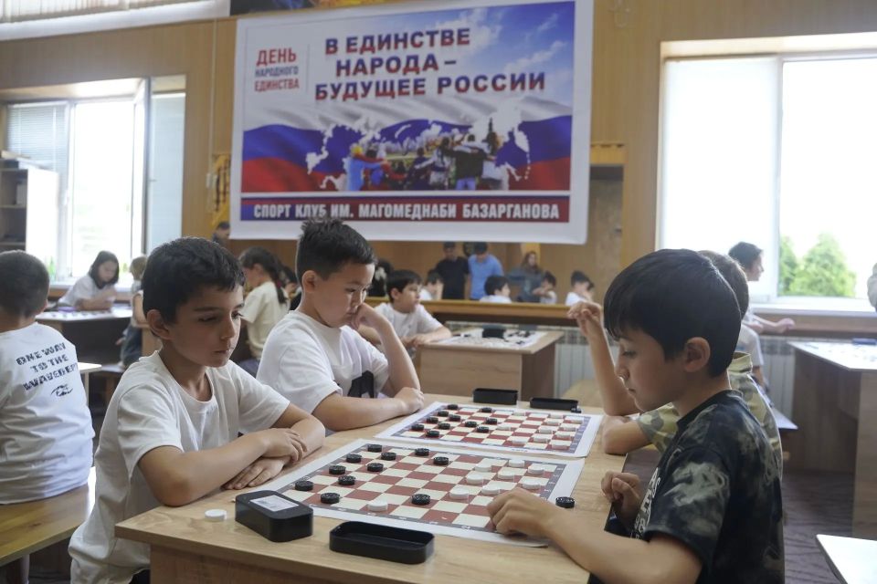 В Кизилюрте состоялся турнир по шашкам среди мальчиков и девочек до 9 и 11 лет, посвящённый памяти общественного деятеля и большого любителя этой интеллектуальной игры Абдусалама Шамхалова В Кизилюрте состоялся турнир по шашкам среди мальчиков и девочек до 9 и 11 лет, посвящённый памяти общественного деятеля и большого любителя этой интеллектуальной игры Абдусалама Шамхалова