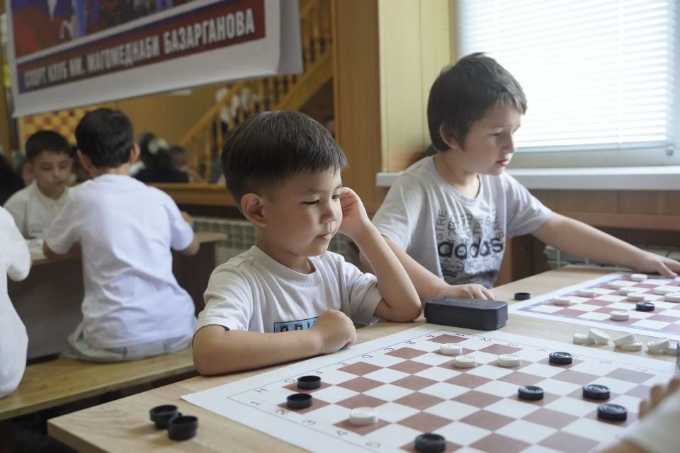В Кизилюрте состоялся турнир по шашкам среди мальчиков и девочек до 9 и 11 лет, посвящённый памяти общественного деятеля и большого любителя этой интеллектуальной игры Абдусалама Шамхалова В Кизилюрте состоялся турнир по шашкам среди мальчиков и девочек до 9 и 11 лет, посвящённый памяти общественного деятеля и большого любителя этой интеллектуальной игры Абдусалама Шамхалова
