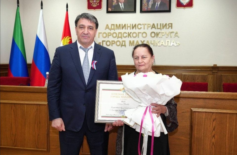 Фоторепортаж награждения работников Администрации города Махачкалы на заседании Актива города Фоторепортаж награждения работников Администрации города Махачкалы на заседании Актива города