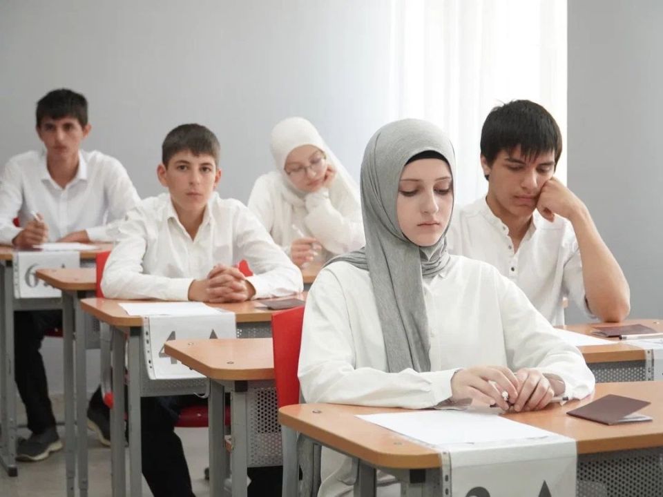 Выпускники 9-х классов сдают экзамен по русскому языку (ГИА-9) Выпускники 9-х классов сдают экзамен по русскому языку (ГИА-9)
