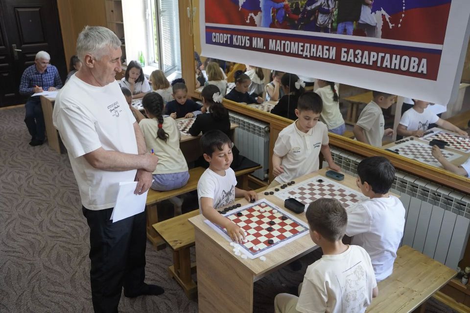 В Кизилюрте состоялся турнир по шашкам среди мальчиков и девочек до 9 и 11 лет, посвящённый памяти общественного деятеля и большого любителя этой интеллектуальной игры Абдусалама Шамхалова В Кизилюрте состоялся турнир по шашкам среди мальчиков и девочек до 9 и 11 лет, посвящённый памяти общественного деятеля и большого любителя этой интеллектуальной игры Абдусалама Шамхалова
