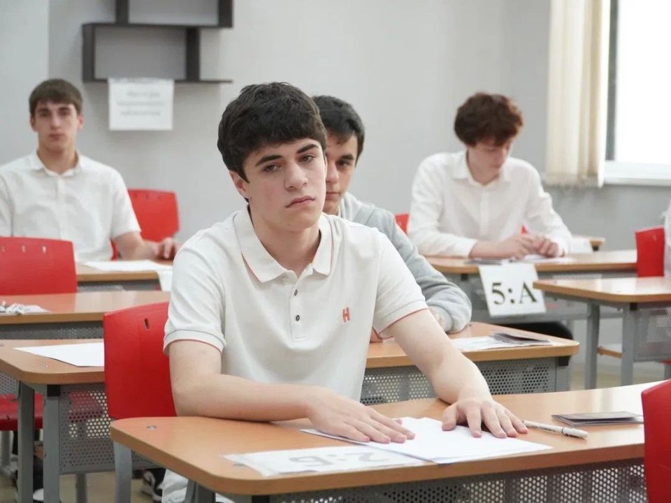 Выпускники 9-х классов сдают экзамен по русскому языку (ГИА-9) Выпускники 9-х классов сдают экзамен по русскому языку (ГИА-9)