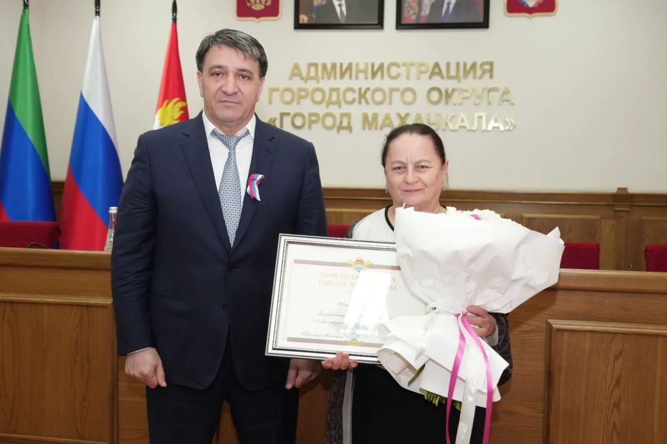 Мэр столицы Джамбулат Салавов наградил сотрудниц редакции «Махачкалинских известий» Муслимат Мусалаеву и Татьяну Исаеву Почетными грамотами города Махачкалы за добросовестный труд и достигнутые устехи в работе