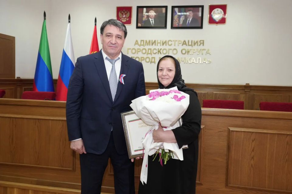 Мэр столицы Джамбулат Салавов наградил сотрудниц редакции «Махачкалинских известий» Муслимат Мусалаеву и Татьяну Исаеву Почетными грамотами города Махачкалы за добросовестный труд и достигнутые устехи в работе Мэр столицы Джамбулат Салавов наградил сотрудниц редакции «Махачкалинских известий» Муслимат Мусалаеву и Татьяну Исаеву Почетными грамотами города Махачкалы за добросовестный труд и достигнутые устехи в работе