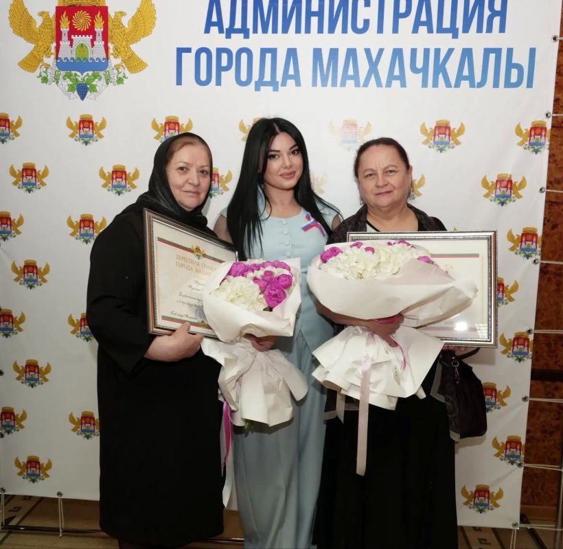 Мэр столицы Джамбулат Салавов наградил сотрудниц редакции «Махачкалинских известий» Муслимат Мусалаеву и Татьяну Исаеву Почетными грамотами города Махачкалы за добросовестный труд и достигнутые устехи в работе Мэр столицы Джамбулат Салавов наградил сотрудниц редакции «Махачкалинских известий» Муслимат Мусалаеву и Татьяну Исаеву Почетными грамотами города Махачкалы за добросовестный труд и достигнутые устехи в работе