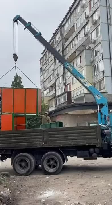 Монтаж новой контейнерной площадки на ул. И. Казака, 28 специалистами УЖКХ и МБУ «Благоустройство»
