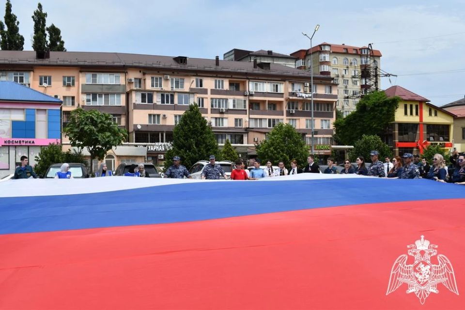 В Дагестане росгвардейцы поддержали патриотическую акцию ко Дню России В Дагестане росгвардейцы поддержали патриотическую акцию ко Дню России