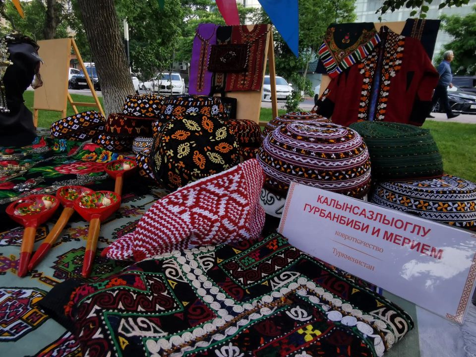 В Махачкале на бульваре им. Сулеймана Стальского открылась выставка-ярмарка изделий мастеров народных промыслов В Махачкале на бульваре им. Сулеймана Стальского открылась выставка-ярмарка изделий мастеров народных промыслов