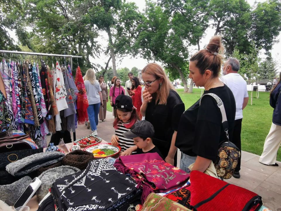 В Махачкале на бульваре им. Сулеймана Стальского открылась выставка-ярмарка изделий мастеров народных промыслов В Махачкале на бульваре им. Сулеймана Стальского открылась выставка-ярмарка изделий мастеров народных промыслов