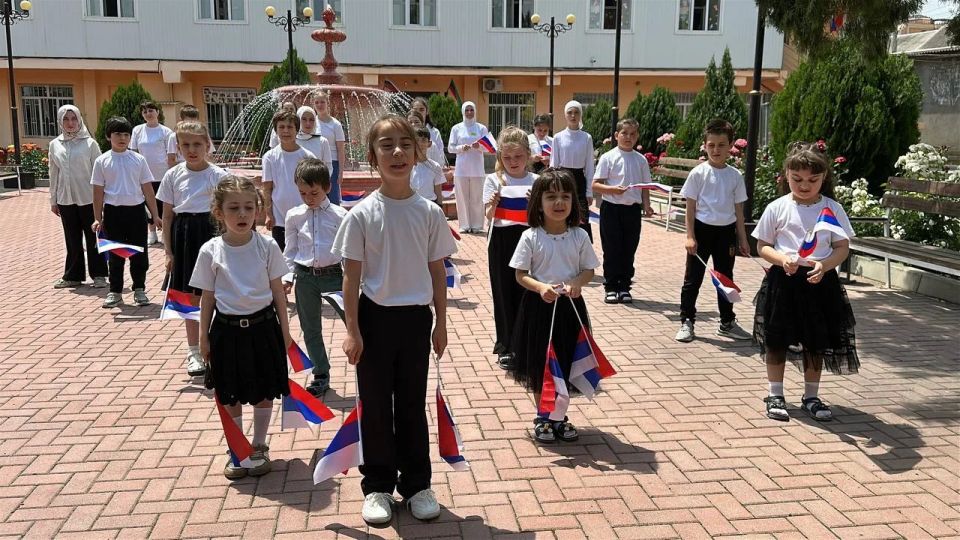 Танец единства: особенные дети поздравили страну с Днём России Танец единства: особенные дети поздравили страну с Днём России