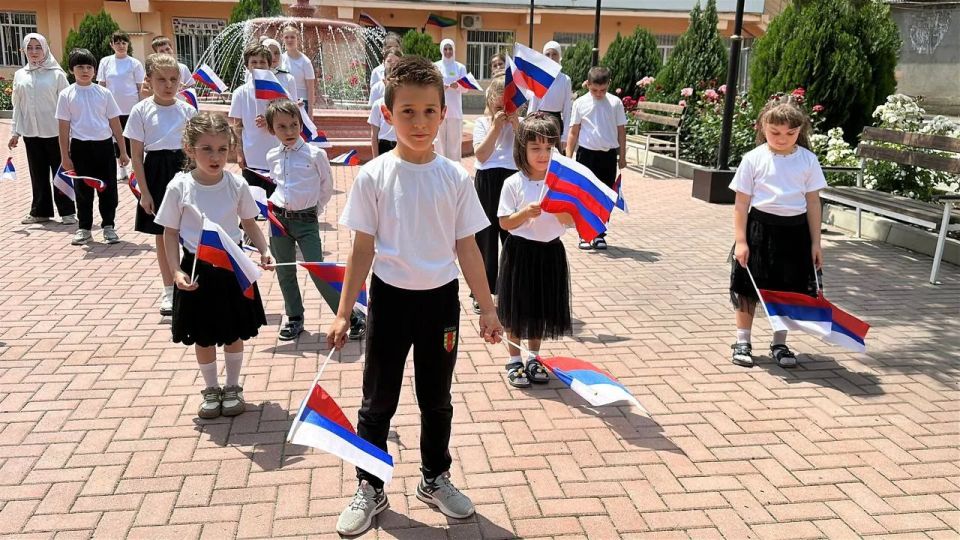 Танец единства: особенные дети поздравили страну с Днём России Танец единства: особенные дети поздравили страну с Днём России