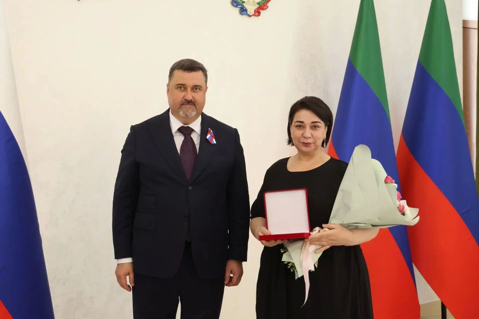 Восемь дагестанских врачей и фельдшеров получили государственные награды из рук главы республики Восемь дагестанских врачей и фельдшеров получили государственные награды из рук главы республики