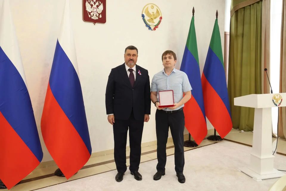 Восемь дагестанских врачей и фельдшеров получили государственные награды из рук главы республики Восемь дагестанских врачей и фельдшеров получили государственные награды из рук главы республики