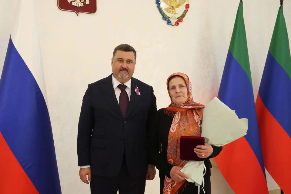 Восемь дагестанских врачей и фельдшеров получили государственные награды из рук главы республики Восемь дагестанских врачей и фельдшеров получили государственные награды из рук главы республики