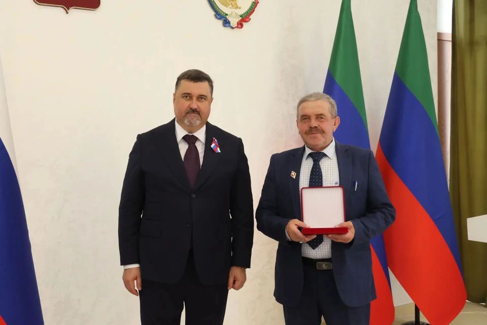 Восемь дагестанских врачей и фельдшеров получили государственные награды из рук главы республики Восемь дагестанских врачей и фельдшеров получили государственные награды из рук главы республики