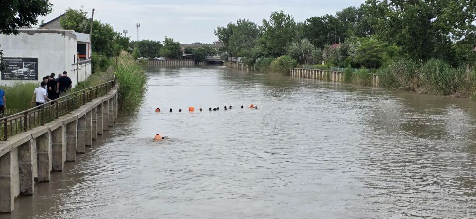 Поступило сообщение от гарнизонного диспетчера ПСЧ-14: в городе Кизляр, по улице Набережная, у пешеходного моста через реку Терек, утонул подросток 2011 года рождения Поступило сообщение от гарнизонного диспетчера ПСЧ-14: в городе Кизляр, по улице Набережная, у пешеходного моста через реку Терек, утонул подросток 2011 года рождения