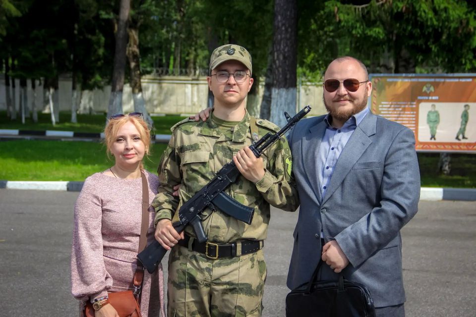 В Ленинградской области состоялась торжественная церемония принятия Военной присяги военнослужащими 33-й бригады оперативного назначения и полка по охране важных государственных объектов Северо-Западного округа Росгвардии В Ленинградской области состоялась торжественная церемония принятия Военной присяги военнослужащими 33-й бригады оперативного назначения и полка по охране важных государственных объектов Северо-Западного округа Росгвардии