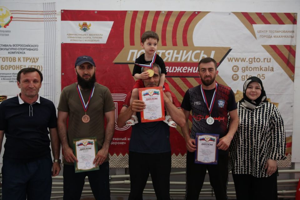 Победителем Республиканского фестиваля ГТО среди семейных команд стала семья Магомедовых из Каспийска Победителем Республиканского фестиваля ГТО среди семейных команд стала семья Магомедовых из Каспийска