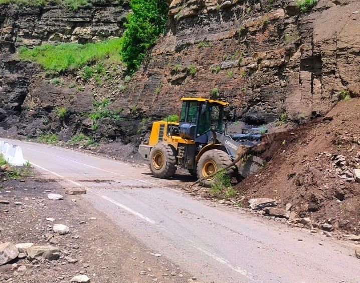 Дорожники Дагестана продолжают работы по содержанию и благоустройству дорог Дорожники Дагестана продолжают работы по содержанию и благоустройству дорог