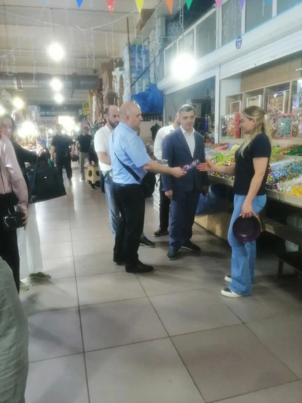 Минпромторг Дагестана совместно с представителями Национального банка России по РД, Минэкономики РД, а также кредитных организаций (Сбербанк, ВТБ, Альфа Банк, Промсвязьбанк) провел выездное мероприятие на рынках ООО... Минпромторг Дагестана совместно с представителями Национального банка России по РД, Минэкономики РД, а также кредитных организаций (Сбербанк, ВТБ, Альфа Банк, Промсвязьбанк) провел выездное мероприятие на рынках ООО...