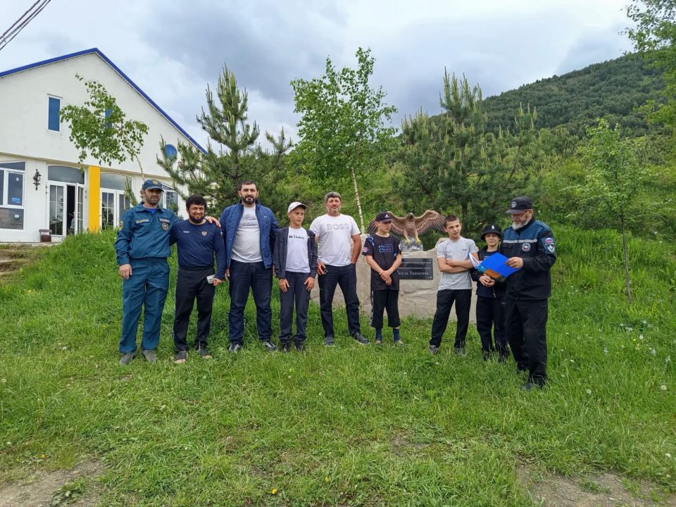 Защита подрастающего поколения: огнеборцы ПЧ-43 провели урок мужества и безопасности в лагере имени Расула Гамзатова Защита подрастающего поколения: огнеборцы ПЧ-43 провели урок мужества и безопасности в лагере имени Расула Гамзатова