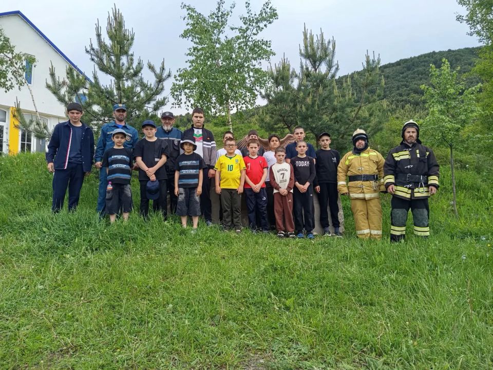 Защита подрастающего поколения: огнеборцы ПЧ-43 провели урок мужества и безопасности в лагере имени Расула Гамзатова Защита подрастающего поколения: огнеборцы ПЧ-43 провели урок мужества и безопасности в лагере имени Расула Гамзатова