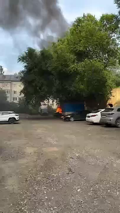 На улице Абдуразака Шахбанова в Махачкале дети подожгли машину взрывчатками