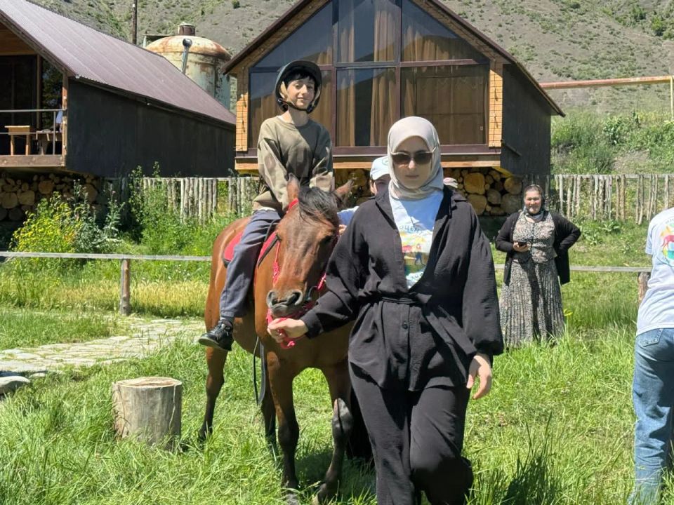 Иппотерапия для особенных детей: подопечные Ахтынского реабилитационного центра прошли курс лечебной верховой езды Иппотерапия для особенных детей: подопечные Ахтынского реабилитационного центра прошли курс лечебной верховой езды
