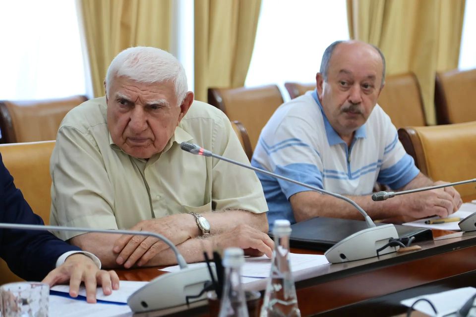 Магомед Рамазанов провел встречи с руководством промышленных предприятий Дагестана Магомед Рамазанов провел встречи с руководством промышленных предприятий Дагестана