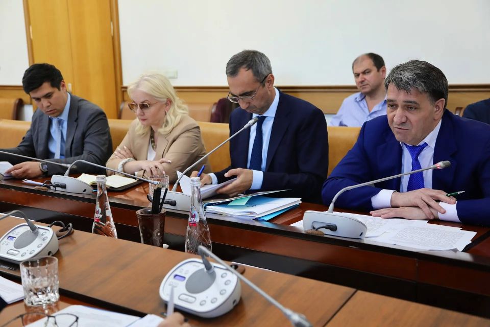 Магомед Рамазанов провел встречи с руководством промышленных предприятий Дагестана Магомед Рамазанов провел встречи с руководством промышленных предприятий Дагестана