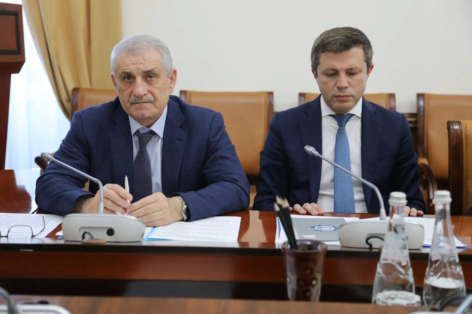 Магомед Рамазанов провел встречи с руководством промышленных предприятий Дагестана Магомед Рамазанов провел встречи с руководством промышленных предприятий Дагестана